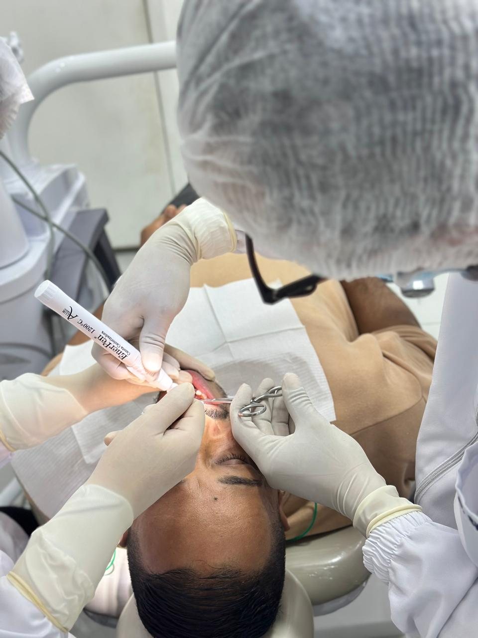 Procedimento odontológico em andamento